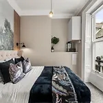 Lavish Central Whitby Abode - Garden Terrace