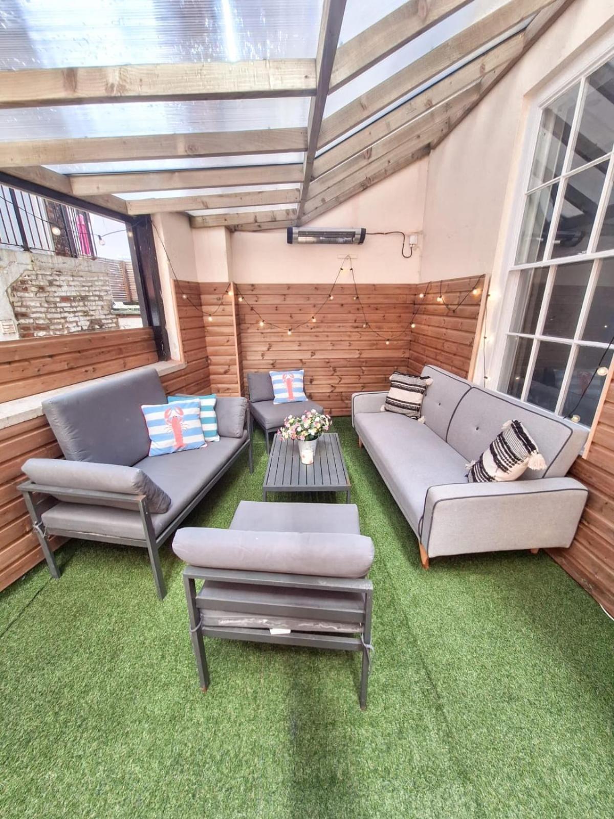 Lavish Central Abode - Garden Terrace Apartment Whitby