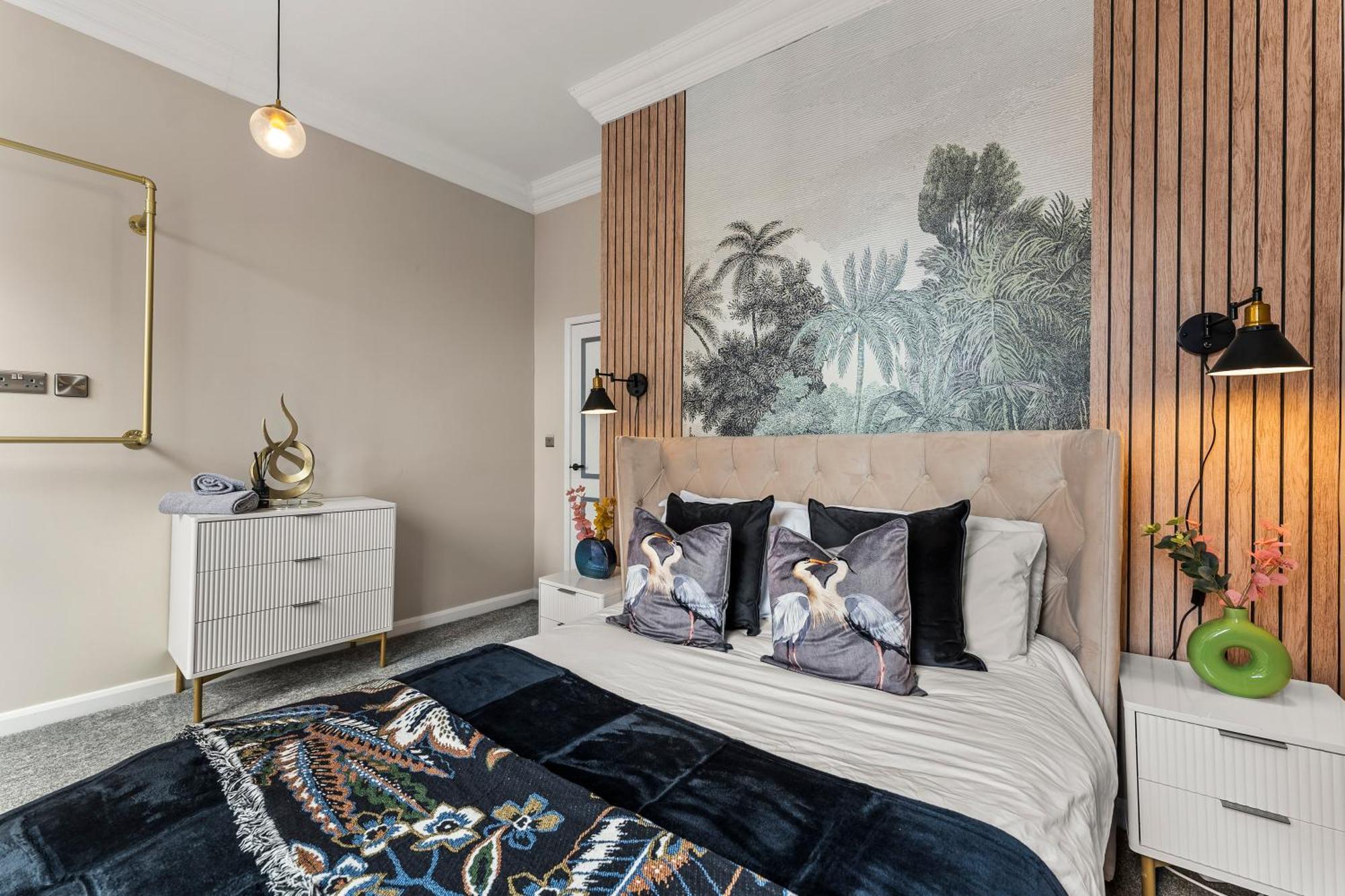Lavish Central Abode - Garden Terrace Whitby