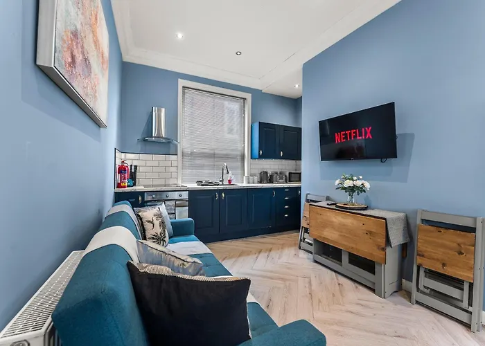 Lavish Central Whitby Abode - Garden Terrace