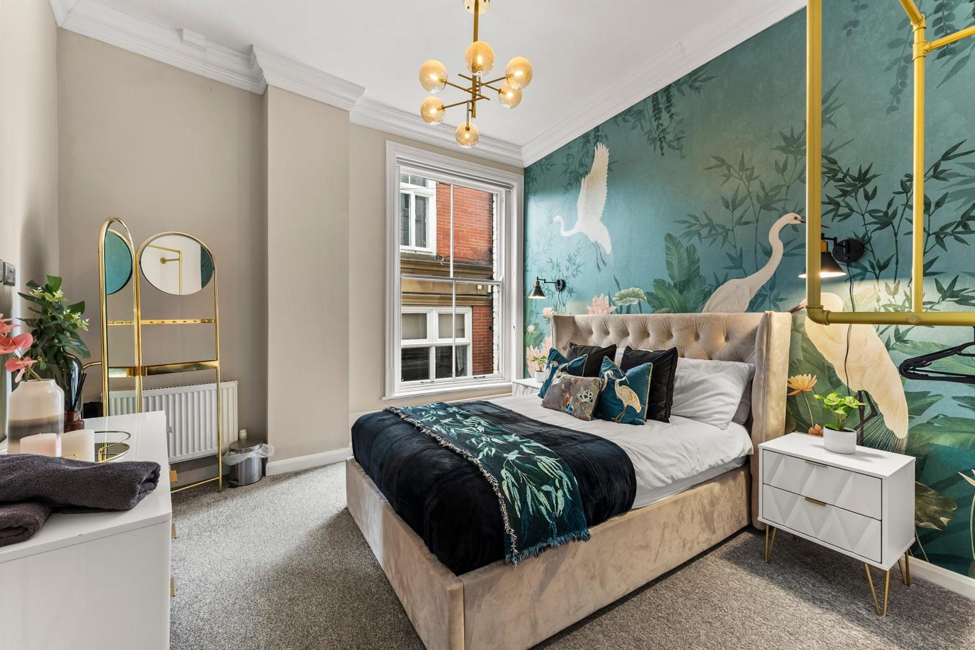 Lavish Central Abode - Garden Terrace Apartment